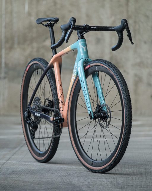 Inspired by sunrises on the Great Lakes, Erin’s Tri-fade TD4.2 is on one hand a study in subtle colors, and on the other hand not nearly subtle at all, and you know we’re here for bikes that stand out!
We could write a longer caption, but this bike speaks for itself.
Happy #newbikeday Erin! 🙌
#traildonkey
#gravelbike