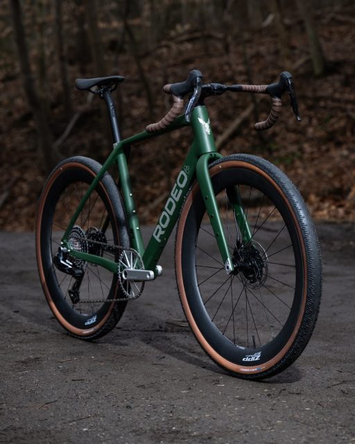 It could be argued that @papertrailbikecafe builds the classiest Rodeos, and @messina_martinez creates the most gorgeous images of them. It could also be argued that you cannot ever go wrong with @garbaruk_components masterful CNC work, @envecomposites cockpits, deeeeep @zippspeed wheels, and plush @schwalbetires tires.
In conclusion: We aren’t here to argue, we’re here to admire. There’s something in the water in Philly. 😍
#traildonkey
#rodeospork
#newbikeday
#gravelbike