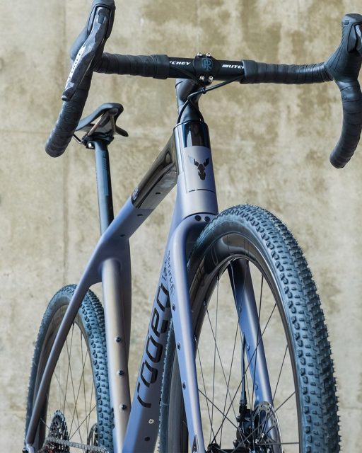 There are few colors that we offer that are as striking and impossible to photograph as Northern Lights. In some settings it’s steely and blue. Others grey. When light hits at just the right angle it warms up into a series of greens and even tan highlights. Our camera is always confused by it, never sure where to set the white point, but our eyes know exactly what they’re seeing. 
 
Happy New Bike Day, Scott!
 
#traildonkey 
#gravelbike 
#newbikeday 
#rodeowheels 
#rodeospork