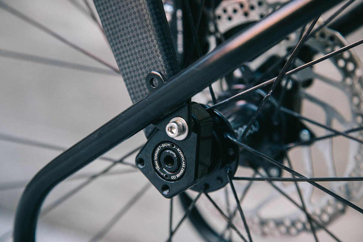 carbon fork with eyelets