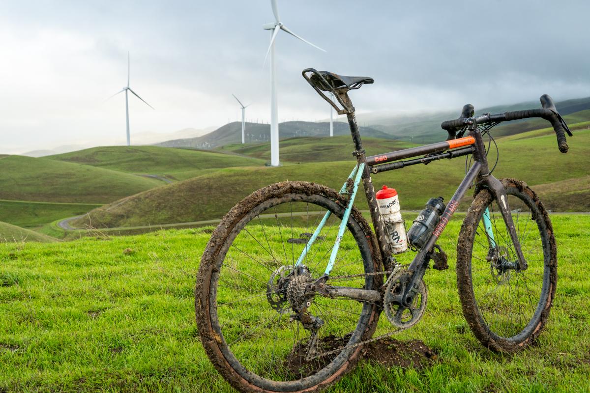 To show mud in bike frame. Smaller tire = more mud clearance